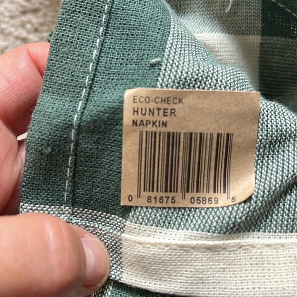 Set of 8 napkins, napkin rings and placemats. Hunter green and cream. - Picture 4 of 6